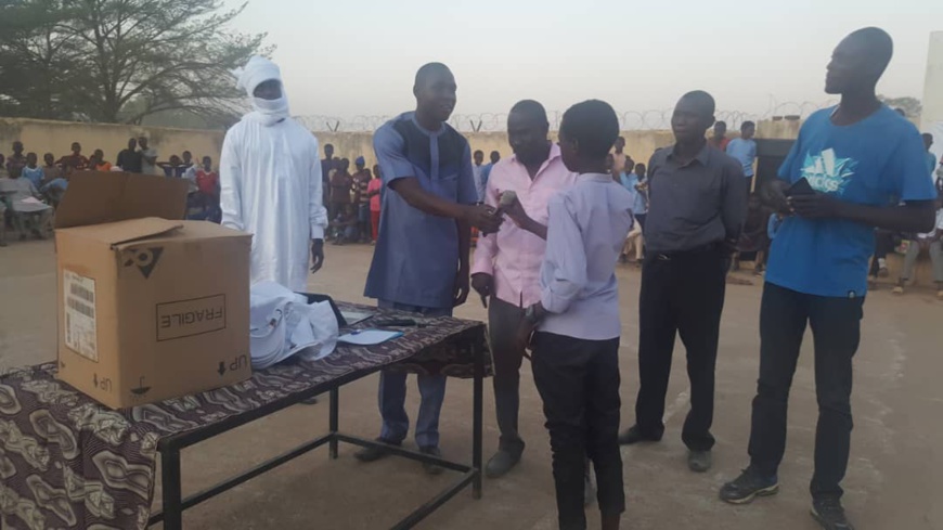 Tchad : l'ADETIC offre des tablettes électroniques à des jeunes d'Am Timan Tchad : l'ADETIC offre des tablettes électroniques à des jeunes d'Am Timan