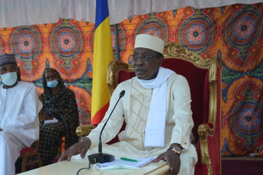 مشير تشاد يلتقي المسئولين الإداريين والعسكريين والشيوخ التقليدين مشير تشاد يلتقي المسئولين الإداريين والعسكريين والشيوخ التقليدين