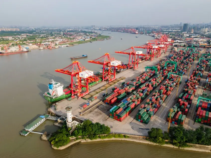 Photo taken on June 7 shows a busy port and ships on the Huangpu River, Baoshan district in east China’s Shanghai. (Photo by Wang Yuning/People’s Daily Online)