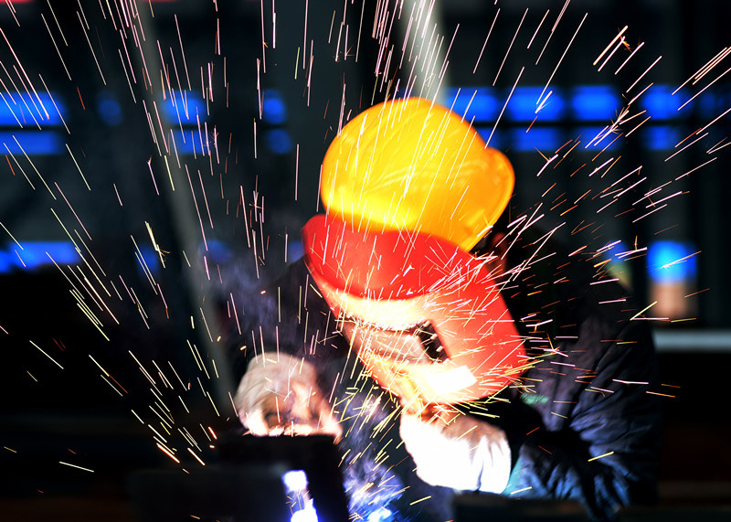 An engineer works in the construction site of a science and technology company in Jiahe county, Chenzhou, central China's Hunan province, Dec. 8. (Photo by Huang Chuntao/People's Daily Online)