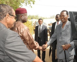 Le Président de la République Idriss Déby a effectué ce matin une visite inopinée à l’Ecole nationale de police. Crédits photos : Presidencetchad