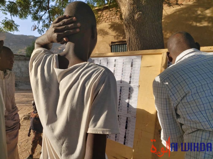 Affichage des listes électorales à Mongo, dans la province du Guéra, au Tchad. © Alwihda Info