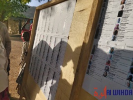 Affichage des listes électorales à Mongo, dans la province du Guéra, au Tchad. © Alwihda Info