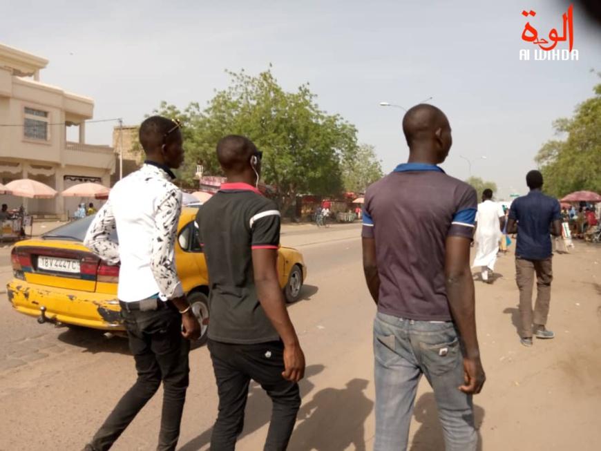 Des jeunes se promènent à N'Djamena, au Tchad. Illustration © Ben Kadabio/Alwihda Info