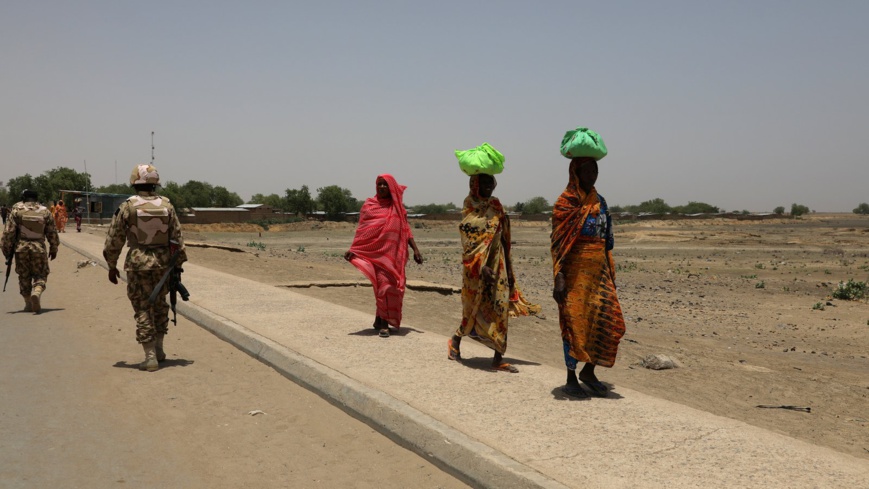 Des femmes passent devant des soldats sur un pont séparant le Cameroun et le Nigéria, à Gamboru Ngala, Borno, Nigéria, le 27 avril 2017 © Afolabi Sotunde / Reuters