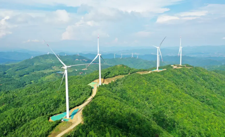Photo taken on June 4th, shows the beautiful scene formed by wind turbines in Ganzhou City, East China’s Jiangxi Province. Photo by Chen Dichang/People’s Daily Online