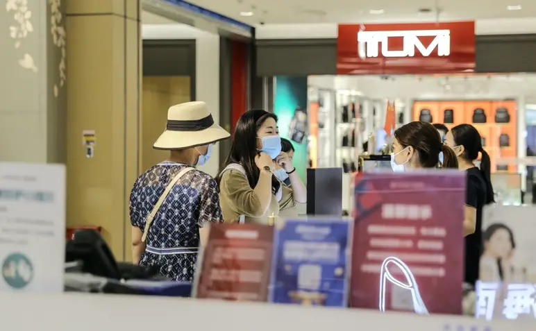 Young customers shop at a duty-free store in Riyue Plaza of Haikou, capital of Hainan Province on November 23. Photo by Zhang Mao/People’s Daily Online