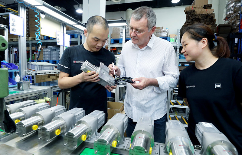 Chinese and German technicians of Scherzinger Pump Technology Kunshan Co,. Ltd. inspect products at German GIP Industrial Park, Kunshan, east China's Jiangsu province, Aug. 3. Photo by Hua Xuegen/People's Daily Online