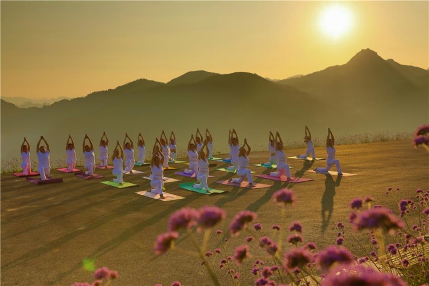 People practice yoga in Shanping village, Tongzi county, southwest China's Guizhou province. (Photo/Economic Daily)