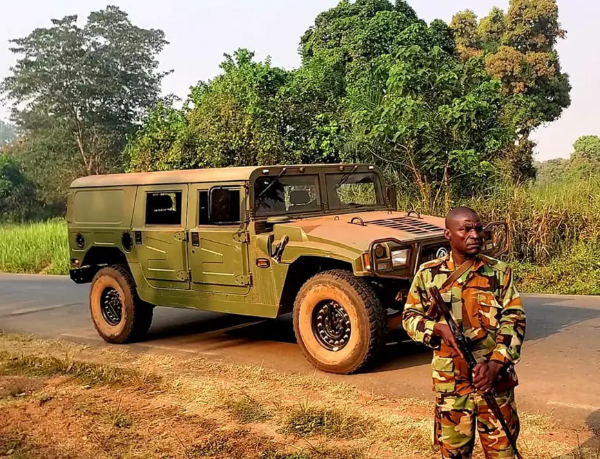 Le Premier ministre centrafricain inspecte le 18 décembre 2020 les forces armées positionnées aux abord de la capitale Bangui. © Firmin Ngrebada/Fb
