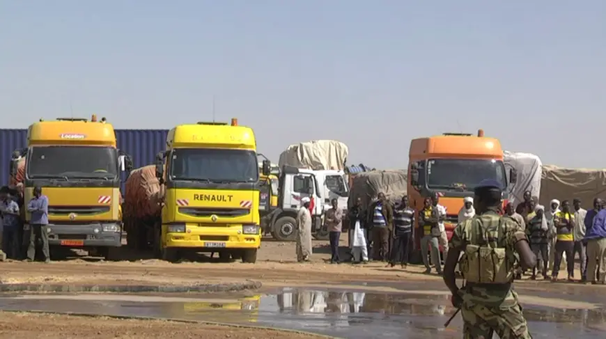 Des camions stationnés à un poste de contrôle camerounais transportant les marchandises destinés au Tchad. © M.R.