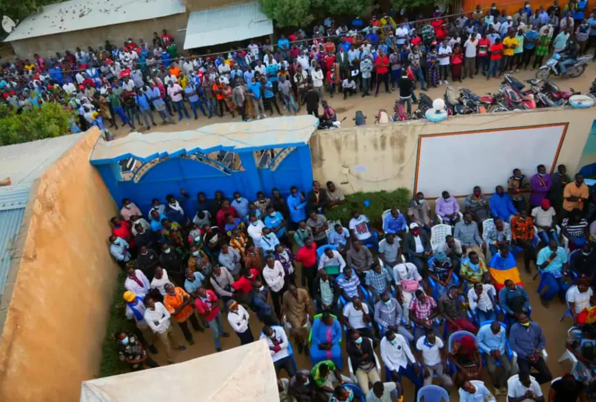 Des militants des Transformateurs réunis aux abords et au sein du siège à N'Djamena. © Transformateurs