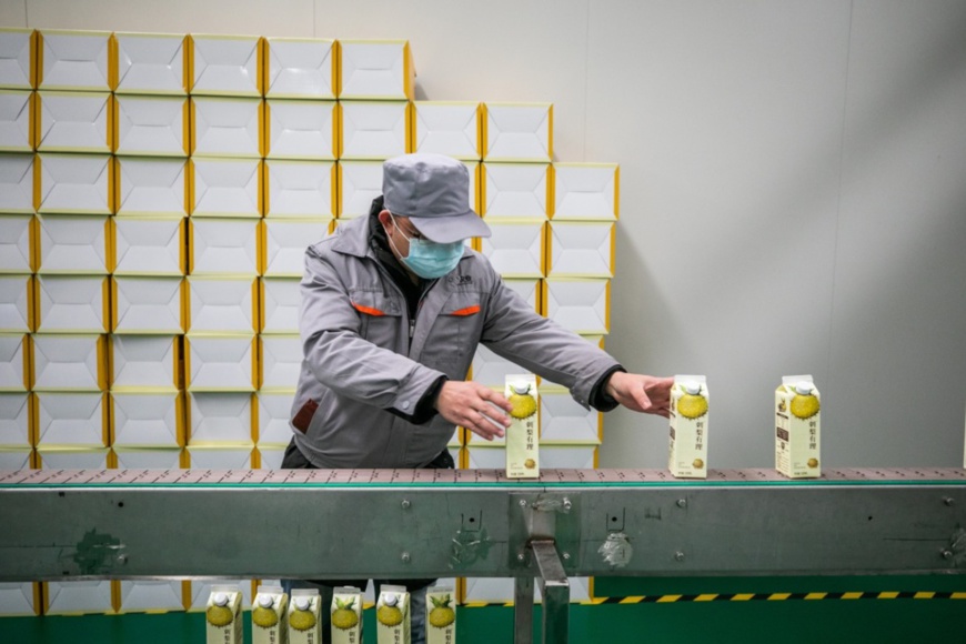 Photo taken on Dec. 1 shows a staff member working on the production line of roxburgh rose beverage in Qixinguan district, Bijie, southwest China's Guizhou province. (Photo by Luo Dafu/People's Daily Online)