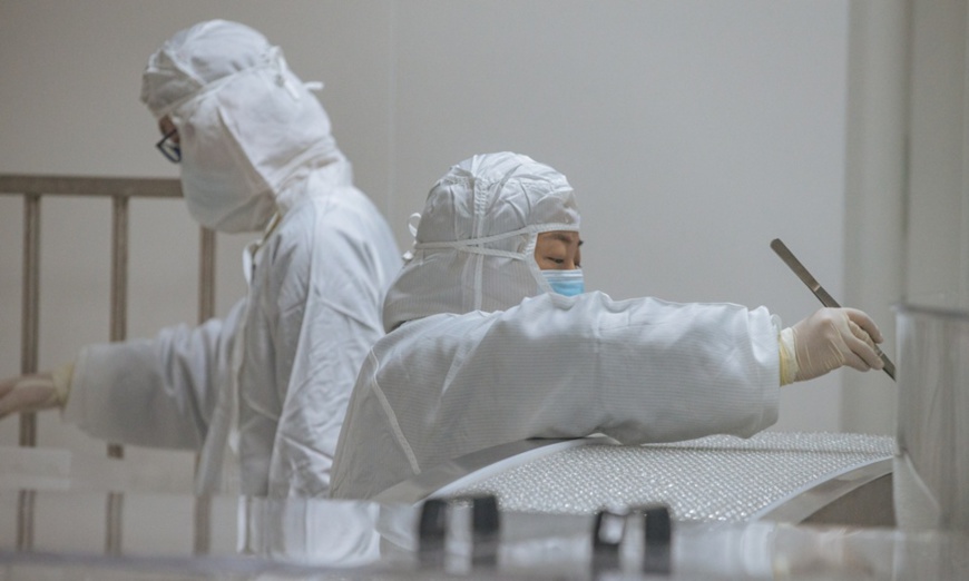 Staff inspect the sterile needles and syringe bottles for the COVID-19 vaccine. Photo: Li Hao/Global Times