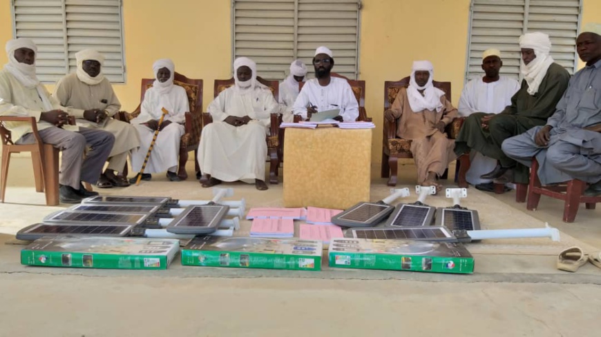 Tchad : des panneaux solaires d'éclairage offerts à la population de Dar Tama Tchad : des panneaux solaires d'éclairage offerts à la population de Dar Tama