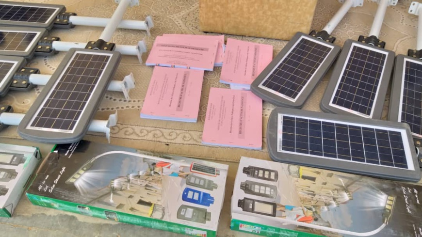 Tchad : des panneaux solaires d'éclairage offerts à la population de Dar Tama Tchad : des panneaux solaires d'éclairage offerts à la population de Dar Tama