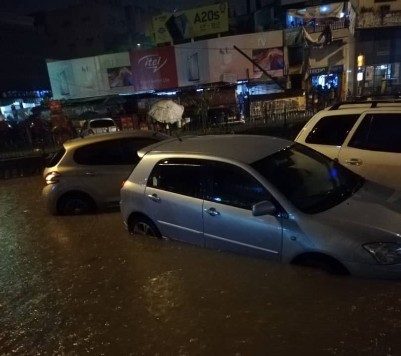 Cameroun : Forte pluie à Yaoundé, véhicules et boutiques sous l'eau