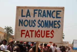 Un manifestant brandit une pencarte mentionnant "La France nous sommes fatigués", en Centrafrique. Une phrase qui en dit long sur le soutien de ce pays aux dictateurs notamment la Djibouti. Crédits photos : Sources Un manifestant brandit une pencarte mentionnant "La France nous sommes fatigués", en Centrafrique. Une phrase qui en dit long sur le soutien de ce pays aux dictateurs notamment la Djibouti. Crédits photos : Sources