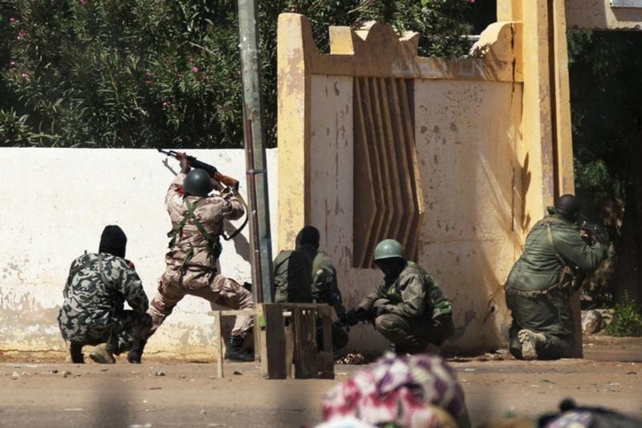 © Reuters Militaires maliens à l'assaut de la mairie de Gao, jeudi. © Reuters Militaires maliens à l'assaut de la mairie de Gao, jeudi.