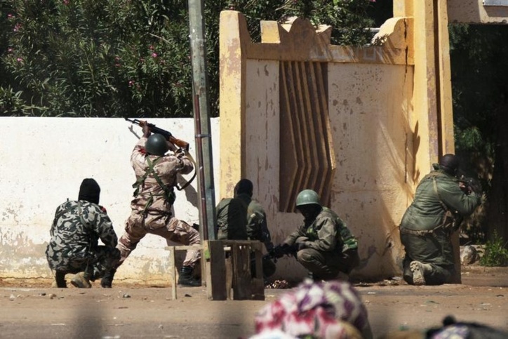 © Reuters Militaires maliens à l'assaut de la mairie de Gao, jeudi.