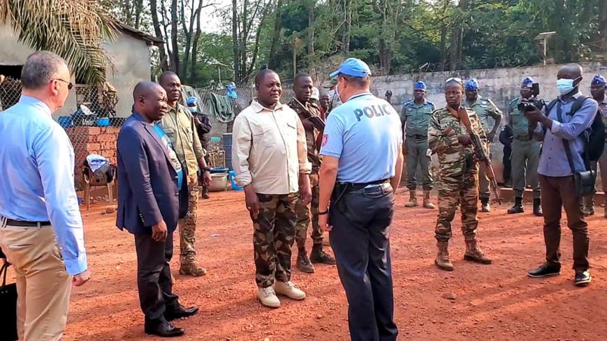 Le Premier ministre centrafricain Ngrebada Firmin visite des prisonniers des affrontements à Bangui. © Ngrebada Firmin/Fb