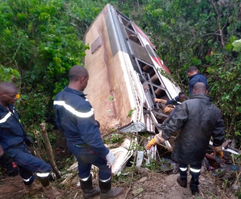 Cameroun : un accident de bus fait au moins 37 morts. © Cameroun-Info Cameroun : un accident de bus fait au moins 37 morts. © Cameroun-Info