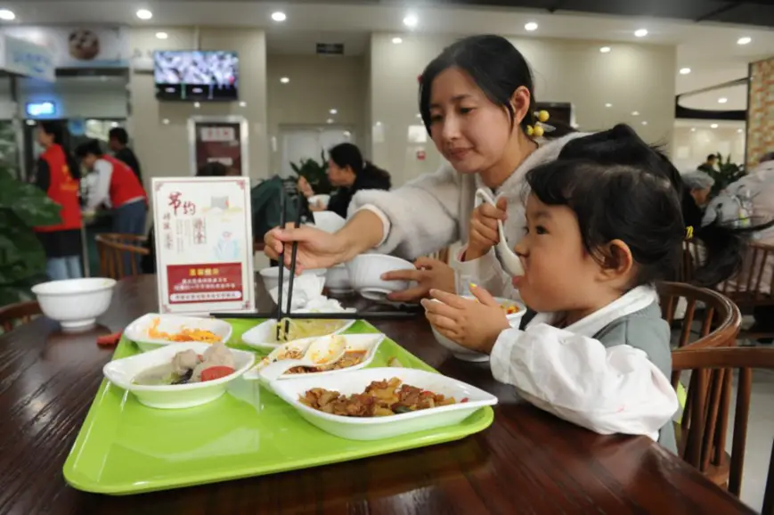 Residents have meals in a community canteen in Hefei, east China's Anhui province. Combining market-oriented operation and public welfare, the canteen has benefited residents in the neighborhood. (Photo by Zhang Hongjin/People's Daily Online)