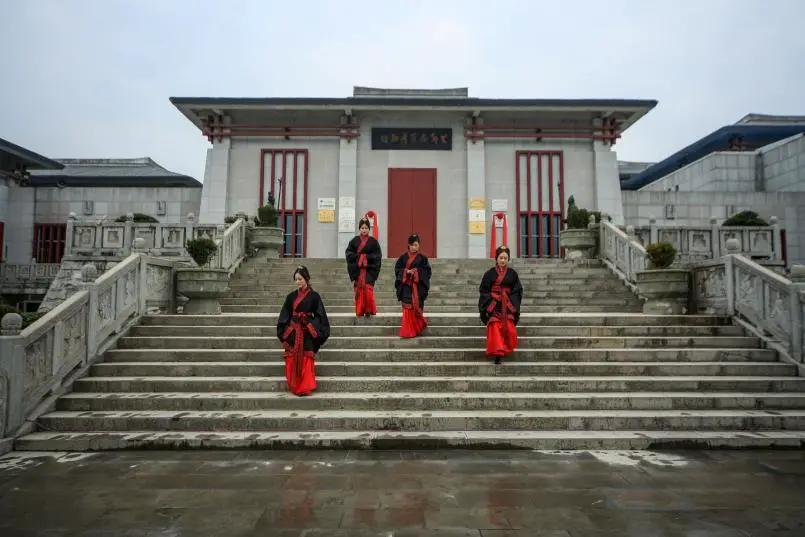 Photo shows staff members of the Liye Qin Slips Museum in central China’s Hunan province wearing typical clothes of Qin dynasty. (Photo by Zeng Xianghui/People’s Daily Online)