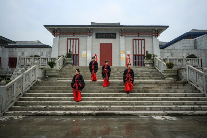 Photo shows staff members of the Liye Qin Slips Museum in central China’s Hunan province wearing typical clothes of Qin dynasty. (Photo by Zeng Xianghui/People’s Daily Online)