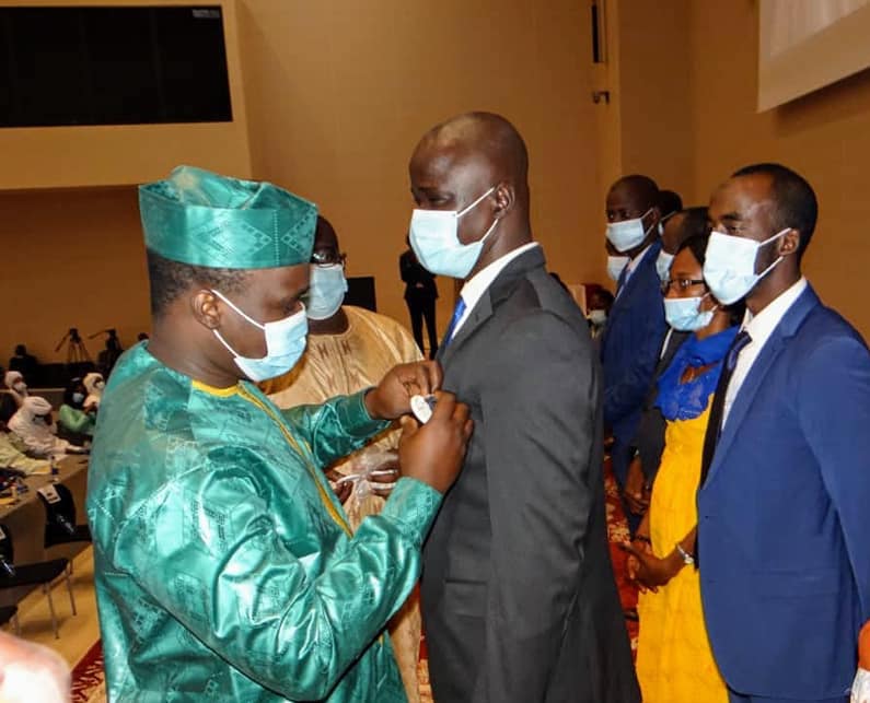 Le ministre de la Jeunesse et des Sports Routouang Mohamed remet une distinction au président du CNJT, Abakar Dangaya, le 28 décembre 2020 à N'Djamena. © MinJs Le ministre de la Jeunesse et des Sports Routouang Mohamed remet une distinction au président du CNJT, Abakar Dangaya, le 28 décembre 2020 à N'Djamena. © MinJs