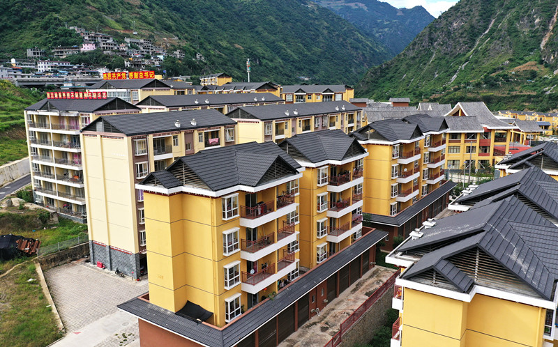 Photo taken on Oct. 8 shows the Weilaba Zhuhai residential compound, a poverty-relief relocation site in Daxingdi town, Lushui city, Nujiang Lisu autonomous prefecture, southwest China’s Yunnan province. Built with the help from Zhuhai city in south China’s Guangdong province, the compound, with 815 apartments of 79 buildings, houses over 2,200 people from 681 households of Lisu people. (Photo by Li Jianqiang/People’s Daily Online) Photo taken on Oct. 8 shows the Weilaba Zhuhai residential compound, a poverty-relief relocation site in Daxingdi town, Lushui city, Nujiang Lisu autonomous prefecture, southwest China’s Yunnan province. Built with the help from Zhuhai city in south China’s Guangdong province, the compound, with 815 apartments of 79 buildings, houses over 2,200 people from 681 households of Lisu people. (Photo by Li Jianqiang/People’s Daily Online)