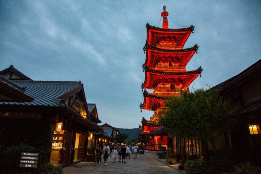 Photo shows a night view of Lingshan town in Wuxi, east China's Jiangsu province. Photo by Wang Yuning/People's Daily Online