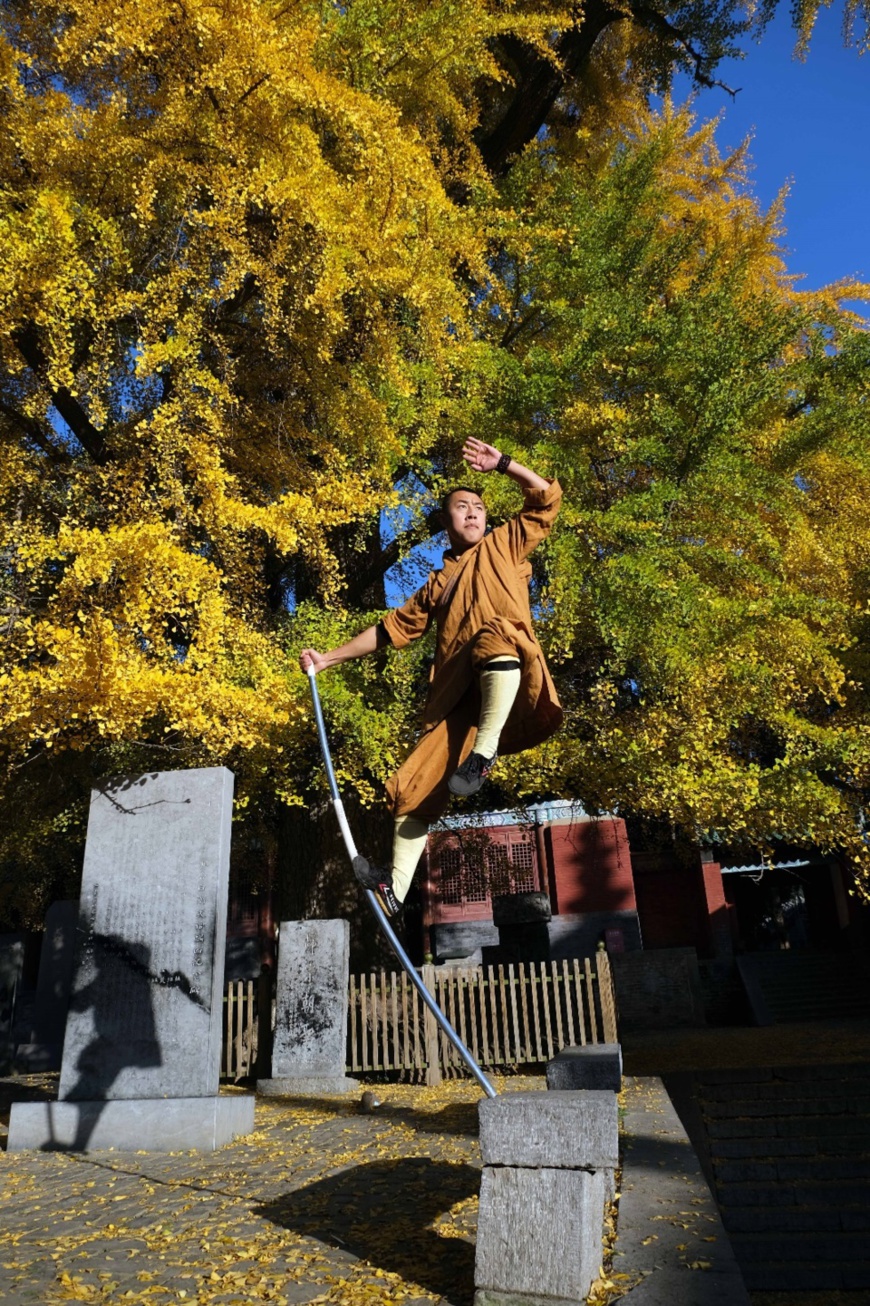 A monk of Shaolin Temple practicing Kung Fu. Huang Jinkun / People’s Daily Online