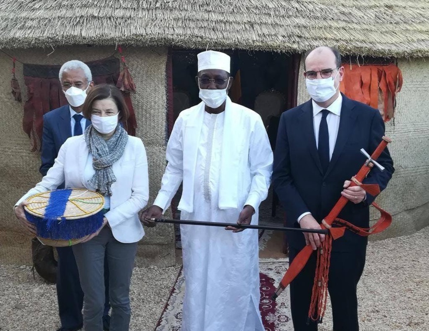 Tchad : le président et le premier ministre français se sont offert des cadeaux à Amdjarass Tchad : le président et le premier ministre français se sont offert des cadeaux à Amdjarass