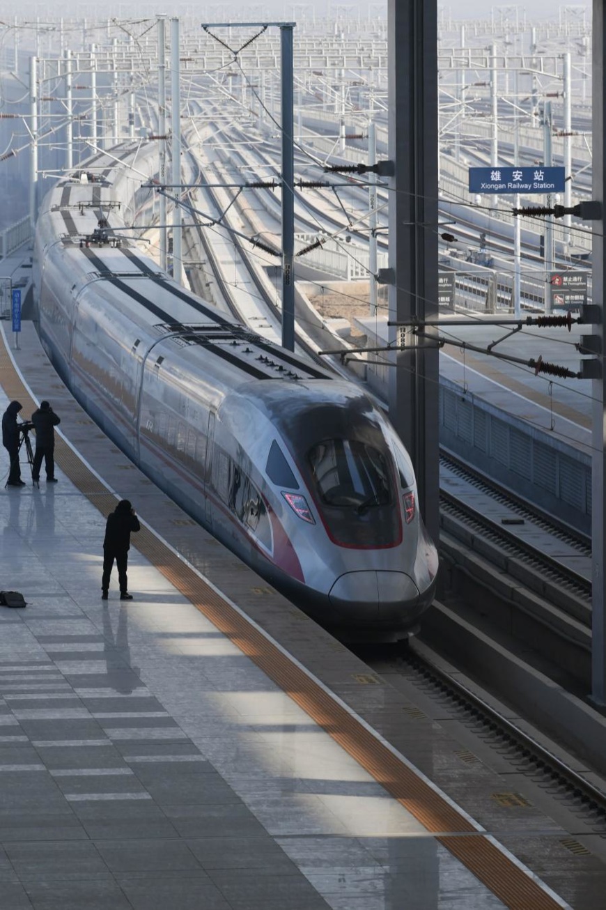 The bullet train C2702 leaves the Xiong’an Railway Station in Xiong’an New Area, north China’s Hebei province, Dec. 27. It’s the first passenger train running on the Beijing-Xiong’an intercity railway. (Photo by Weng Qiyu/People’s Daily Online)