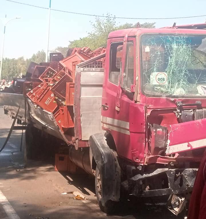 N'Djamena : un camion s'encastre contre le mur d'un lycée et renverse sa cargaison de bières. © Radio Oxygène N'Djamena : un camion s'encastre contre le mur d'un lycée et renverse sa cargaison de bières. © Radio Oxygène