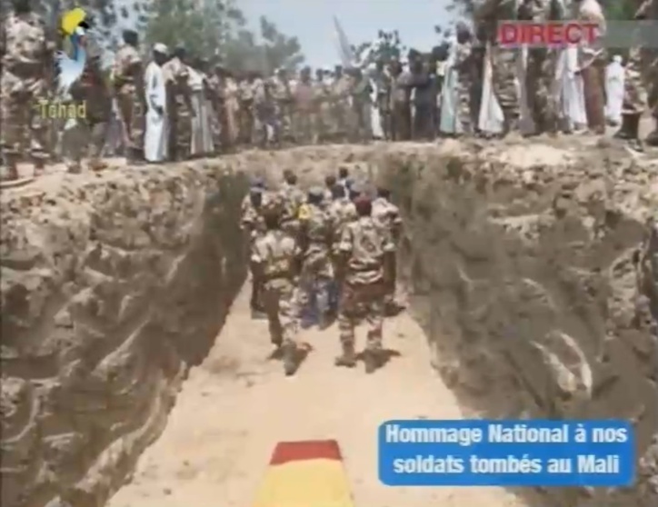 Des militaires soulèvent les cercueils des soldats tchadiens. Crédits photos : Tele Tchad Des militaires soulèvent les cercueils des soldats tchadiens. Crédits photos : Tele Tchad