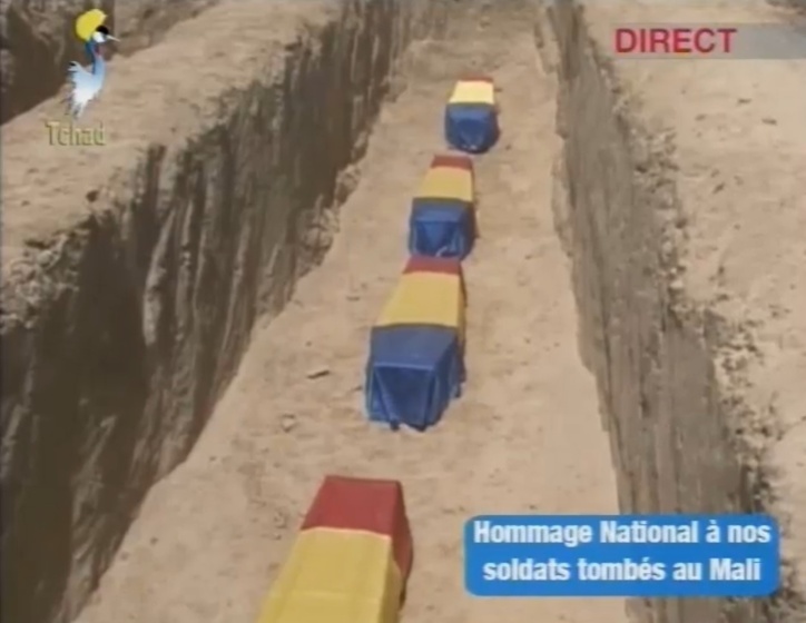 Quatre des vingt-trois cercueil des soldats tchadiens alignés au cimetière de Lamadji. Crédits photos : Tele Tchad Quatre des vingt-trois cercueil des soldats tchadiens alignés au cimetière de Lamadji. Crédits photos : Tele Tchad