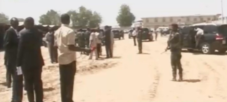 Le cortège du chef de l'Etat quitte le cimetière de Lamadji. Crédits photos : Alwihda Le cortège du chef de l'Etat quitte le cimetière de Lamadji. Crédits photos : Alwihda
