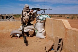 Un combattant dans le désert malien. Crédits photos : Sources.