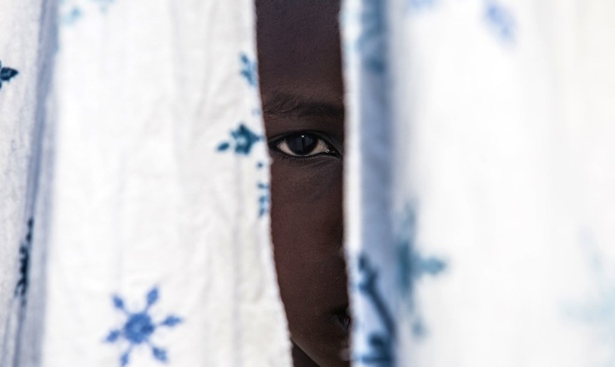 Un ancien enfant soldat de 12 ans a retrouvé un oncle avec le soutien de l'UNICEF en RDC. Illustration ©️ UNICEF/Vincent Tremeau