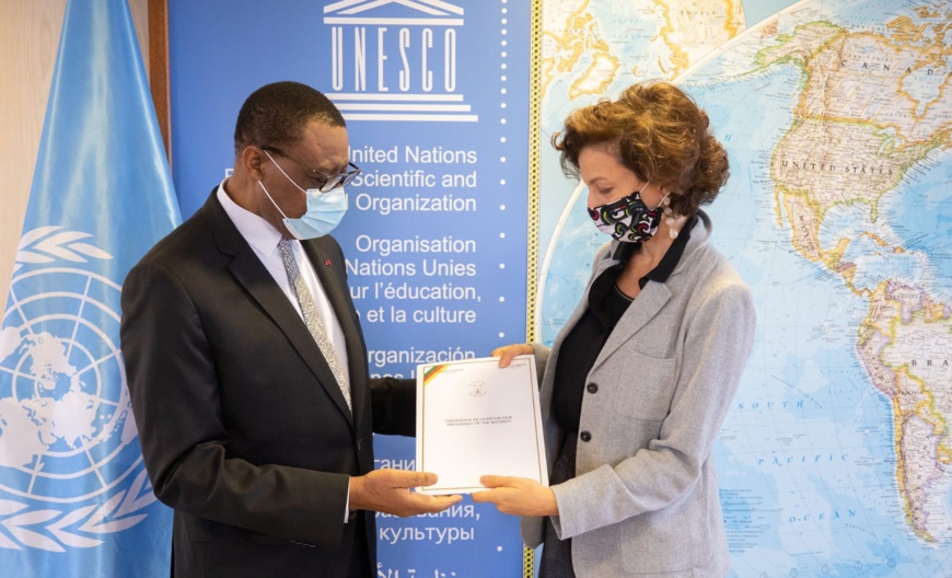 L’ambassadeur du Cameroun en France, André-Magnus Ekoumou (à gauche) et Mme Audrey Azoulay, directrice générale de l’Unesco (à droite).