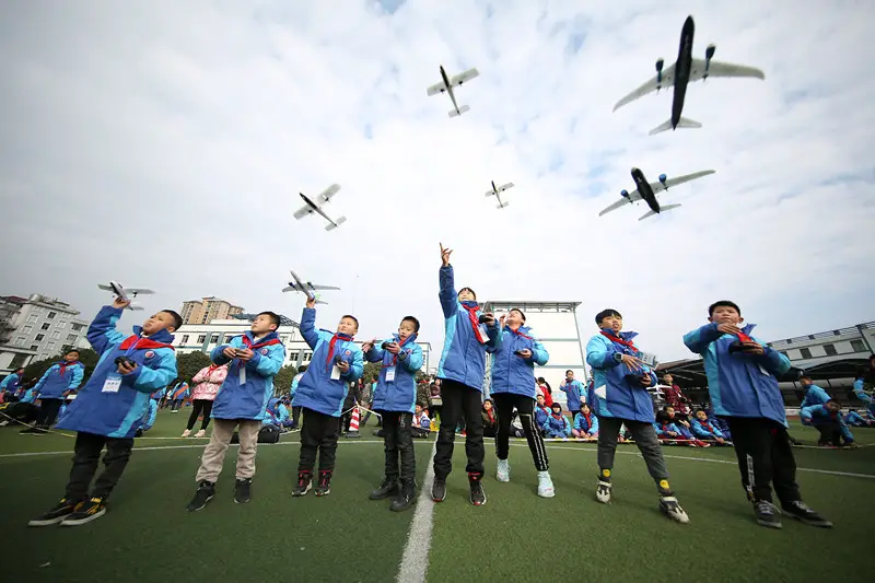 Students from a primary school in Danzhai county, southwest China’s Guizhou province, take part in a model airplane competition, Dec. 31, 2020. (Photo by Huang Xiaohai/People’s Daily Online)