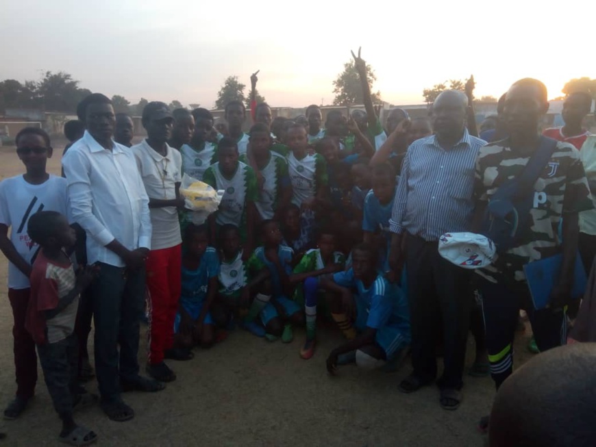 Tchad : une association offre des ballons de football aux jeunes de Moundou Tchad : une association offre des ballons de football aux jeunes de Moundou