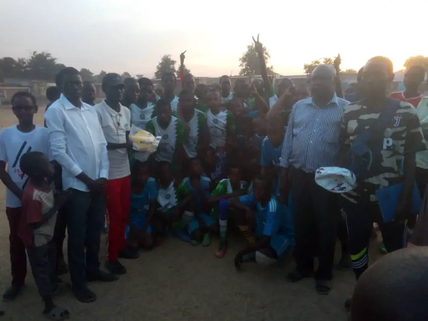 Tchad : une association offre des ballons de football aux jeunes de Moundou