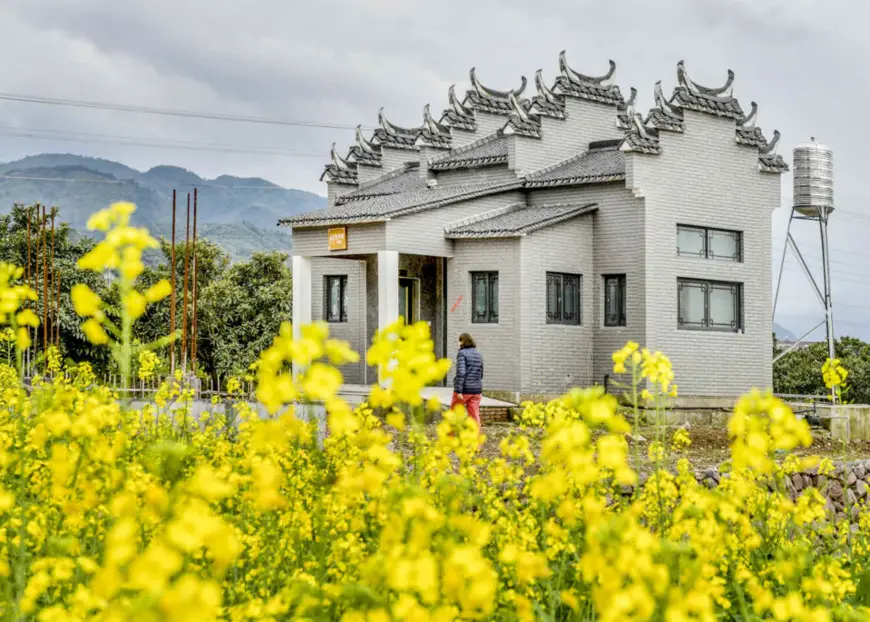 Photo taken on March 9, 2020, shows a public toilet in Kantou village, Hengxi township, Xianju county, east China's Zhejiang province. The well-designed toilet surrounded by flowers has added color to the village. (Photo by Chen Yueming/People's Daily Online)