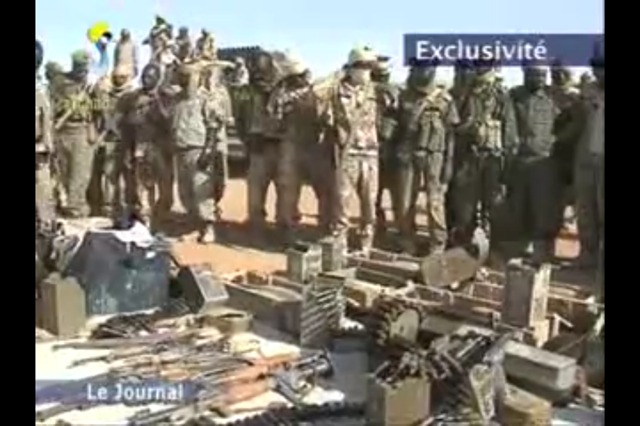 Mali : La télévision nationale présente les véhicules récupérés, les armes et munitions Mali : La télévision nationale présente les véhicules récupérés, les armes et munitions