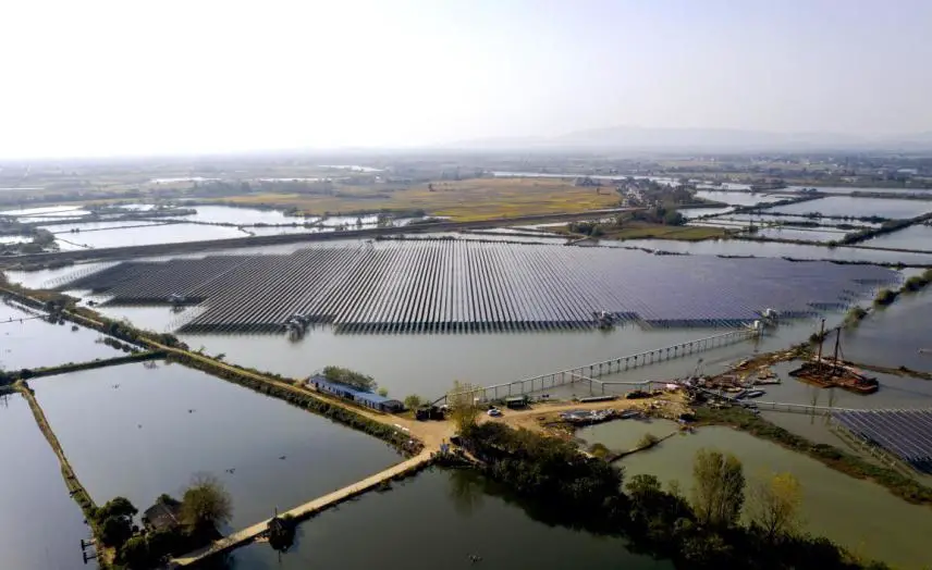 Photo taken on Nov. 7, 2020 shows a photovoltaic project on the Tuxiao Lake, Changde, central China's Hunan province. (Photo by Jiang Shiyuan/People's Daily Online)