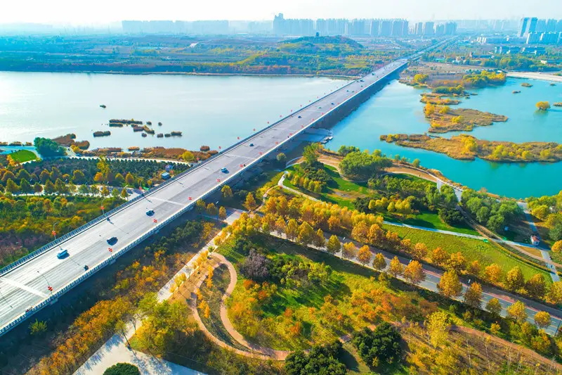 Hutuo River, Zhengding county, Shijiazhuang, north China's Hebei province, glitters with vitality after an ecological restoration project was implemented, Nov. 6, 2020.