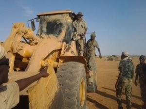 MALI. Une pelleteuse transformé en démineur par les soldats tchadiens. Crédits photos : Abdelnasser Gorboa/Journaliste tchadien MALI. Une pelleteuse transformé en démineur par les soldats tchadiens. Crédits photos : Abdelnasser Gorboa/Journaliste tchadien